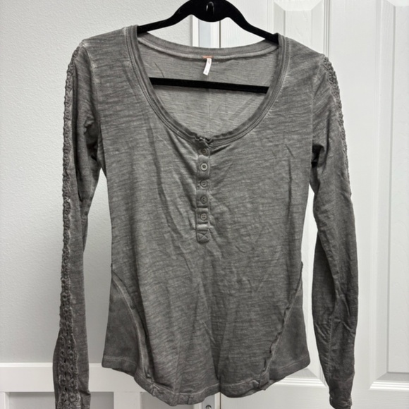 NWOT Free People Shell Stitch Lace Sleeve Henley Size S - Picture 5 of 9